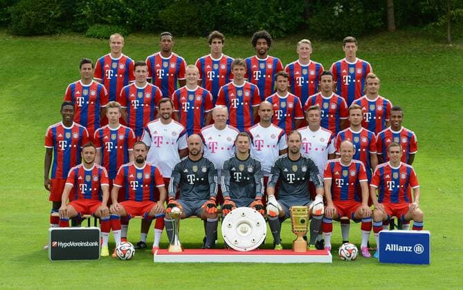 FUSSBALL 1. BUNDESLIGA SAISON 2014 2015 Fototermin beim FC Bayern München 09.08.2014 Mannschaftsbild: Holger Badstuber, Jerome Boateng, Javi Martinez, Dante, Bastian Schweinsteiger, Robert Lewandowski (Vierte Reihe v.li.) Claudio Pizarro, Pierre Emile Hojbjerg, Sebastian Rode, Juan Bernat, Thiago Alcantara, Xherdan Shaqiri (Dritte Reihe v.li.) David Alaba, Michell Weiser, Torwarttrainer Toni Tapalovic, Co-Trainer Hermann Gerland, Trainer Pep Guardiola, Co-Trainer Domenec Torrent, Mario Goetze, Julian Green (Zweite Reihe v.li.) Rafinha, Franck Ribery, Torwart Pep Reina, Torwart Manuel Neuer, Torwart Tom Starke, Arjen Robben und Philipp Lahm (Vorn v.li.) Foto: Pressefoto ULMER Axel Grundler xxNOxMODELxRELEASExx