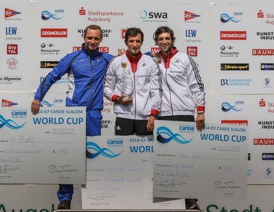 Siegerehrung Kajak Einer, K1, Männer, Kanu-Weltcup 2014, (v.li.) Vit Prindis (CZE) 2. Platz, Sebastian Schubert (GER) 1. Platz, Hannes Aigner (GER), 3. Platz, mit Sieger-Schecks, ICF Kanuslalom Weltcup Finale 2014, Augsburg, Gesamtsieger,
