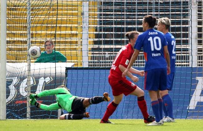 GER, 1.Bundesliga, Frauen, FF USV Jena vs Bayer 04 Leverkusen 07.09.14, Jena, Ernst-Abbe-Sportfeld, GER, Allianz Frauen Bundesliga 1.Bundesliga, Frauen, Saison 2014 2015, 02.Spieltag, FF USV Jena vs Bayer 04 Leverkusen im Bild Torhüterin Stenia Michel (Jena) machtlos gegen Marina Hegering (Leverkusen) , Tor zum 0:1
