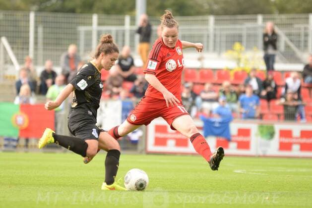 Fussball, Allianz Frauen-Bundesliga, TSV Bayer 04 Leverkusen - MSV Duisburg, v.li. : Emilie Fillion (MSV Duisburg),Marina Hegering (Bayer 04 Leverkusen),zweikampf, Duell, duel, tackle, Aktion, Action , xmtx