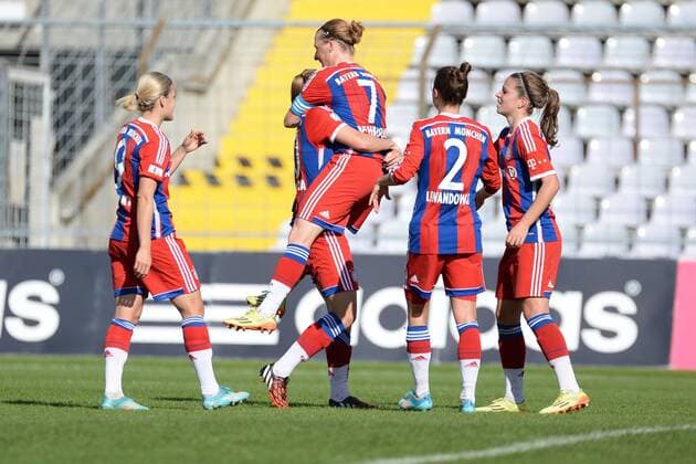 Fussball, Allianz Frauen-Bundesliga, FC Bayern München - SC Sand, v.li.: Spielerinnen des FC Bayern München, Vanessa Bürki (FC Bayern München Damen) Vivianne Miedema (FC Bayern München Damen) Melanie Behringer (FC Bayern München Damen) Gina Lewandowski (FC Bayern München Damen) Melanie Leupolz (FC Bayern München Damen) Jubel, Torjubel, Torerfolg, celebrate the goal, goal, celebration, Jubel über das Tor zum 3:0 durch Vivianne Miedema (FC Bayern München Damen), optimistisch, Action, Aktion , xslx