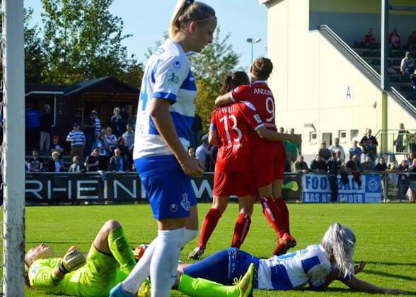 19.10.2014, xmlx, Fussball 1.Bundesliga Frauen, MSV Duisburg - Turbine Potsdam, v.l. Galle Thalmann (MSV, Torhüterin), Virginia Kirchberger (MSV), Lia Joelle Wälti, Natasa Andonova (beide Potsdam), Rahel Kiwic (MSV, am Boden), Kiwic (MSV) hat ins eigene Tor getroffen, 3:2 für Potsdam in der 80. Minute;