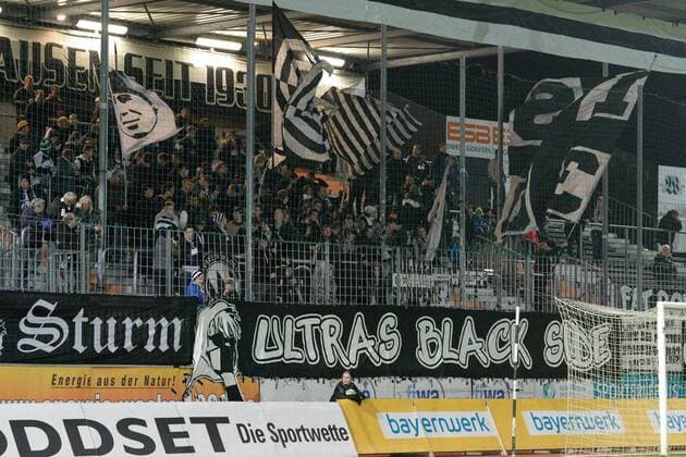 Fußball, Stadiongeschichte Wacker Burghausen Fussball, Regionalliga Bayern, SV Wacker Burghausen - v.li.: Wacker-Fanblock, Heimfans, Fans, Publikum, Zuschauer, Stimmung, Atmosphäre, Stadion, xslx