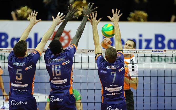 Scott Touzinsky (BR Volleys), hinten, vorne Nathan Roberts, Sem Dologombaj, Danijel Pokersnik, alle Llibljana BR Volleys Berlin - Ach Volley Ljubljana Volleyball CEV Champions League 2014 2015, CEV Deniz Bank Herren, Männer, Maenner, Volleyball, Deutschland, Germany, Max-Schmeling-Halle Berlin, 6.11.2014