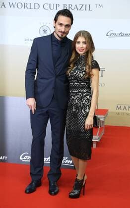 GER, Berlin, Deutsche Nationalmannschaft, Film Premiere die Mannschaft, Sony Center Berlin 10.11.2014, Potsdamer-Platz, Berlin, GER, Berlin, Deutsche Nationalmannschaft, Film Premiere die Mannschaft, Sony Center Berlin, im Bild Mats Hummels mit Cathy Fischer nphxEngler