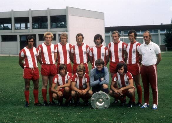 Mannschaftsfoto FC Bayern München, hi.v.li.: Franz Krauthausen, Uli Hoeneß, Johnny Hansen, Franz Roth, Gerd Müller, Georg Schwarzenbeck, Franz Beckenbauer, Trainer Udo Lattek; vo.v.li.: Wilhelm Hoffmann, Rainer Zobel, Torwart Sepp Maier, Paul Breitner
