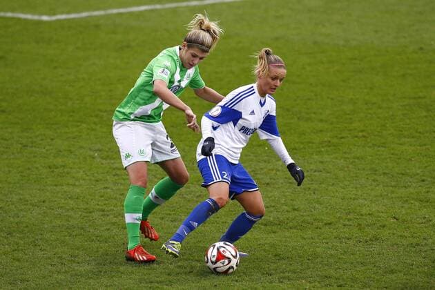 20.12.2014, VfL Stadion am Elsterweg, Wolfsburg, GER, DFB Pokal, Frauen, Viertelfinale, VfL Wolfsburg vs SC Sand, im Bild Luisa Wensing (2, VfL Wolfsburg, li.) im Zweikampf mit Isabelle Meyer (23, SC Sand) VfL Wolfsburg vs SC Sand