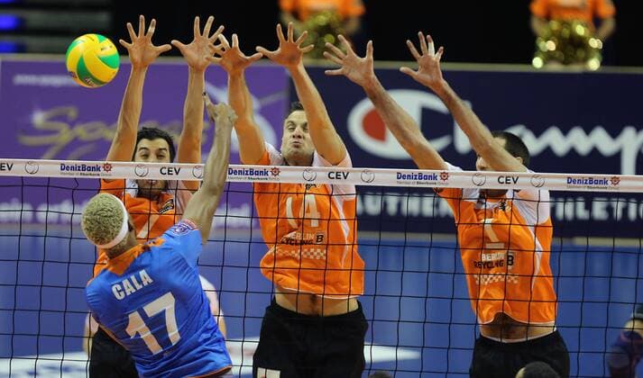 Yosleyder Cala Gerardo (Budva), vorne, hinten von links Kawika Shoji (BR Volleys), Tomas Kmet (BR Volleys), Scott Touzinsky (BR Volleys), BR Volleys Berlin-Budvanska Rivijera Budva Volleyball CEV Champions League 2014 2015, CEV Deniz Bank Herren, Männer, Maenner, men, Volleyball, Deutschland, Germany, Max-Schmeling-Halle Berlin, 21.1.2015