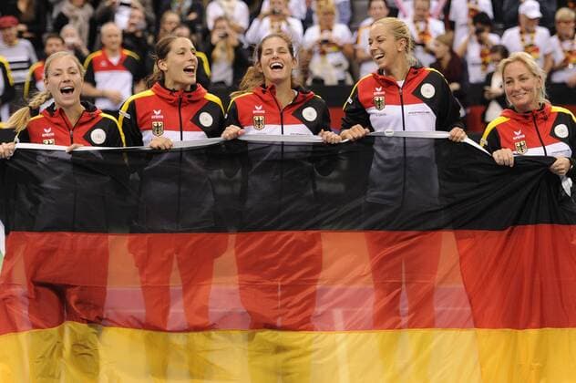 das siegreiche deutsche Fed Cup Team mit v.li:Angelique KERBER (GER),Andrea PETKOVIC (GER),Julia GOERGES (GER),Sabine LISICKI (GER) und Barbara RITTNER (Teamchefin GER) posieren mit der deutschen Flagge,Fahne,Jubel,Freude,Begeisterung,,Aktion. Tennis Fed Cup:Deutschland-Australien (AUS). P O R S C H E A R E N A,08.02.2015.