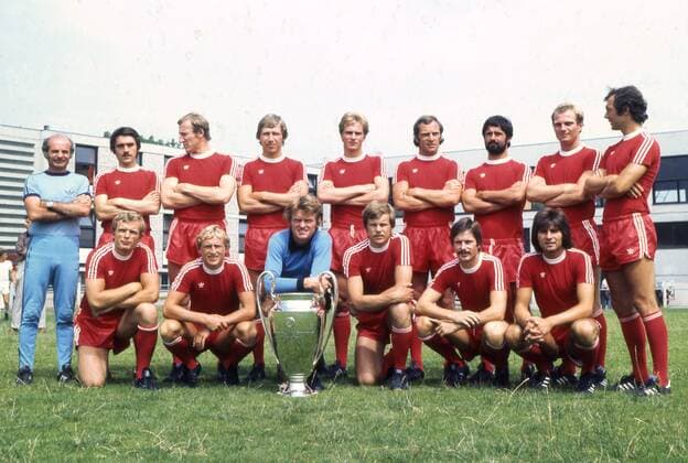 FC Bayern München mit dem Pokal der Landesmeister 1976. Stehend v.l: Trainer Dettmar Cramer, Hans-Josef Kapellmann, Georg Schwarzenbeck, Conny Torstensson, Karl-Heinz Rummenigge, Franz Roth, Gerhard Müller, Uli Hoeness und Franz Beckenbauer. Hockend v.l: Bjoern Andersson, Bernd Duernberger, Josef Maier, Udo Horsmann, Rainer Kuenkel und Josef Weiss. HM