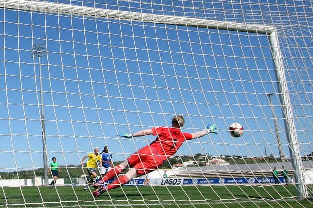 v.li.: nicht im Bild, not pictured Marta Silva (Brasilien) erzielt das Tor zum 0:1, scores the goal, Aktion, Action Freistoß, Freistoss, Hedvig Lindahl (Schweden) ohne Chance Pfosten Pfostentreffer, Torkamera, Hintertorkamera, remote camera Fussball, Algarve Cup 2015, Schweden - Brasilien, xmrx