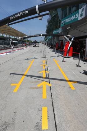 Motorsports: FIA Formula One World Championship WM Weltmeisterschaft 2015, Grand Prix of Malaysia, Fahrbahn, Strecke, Spur, Streifen, Asphalt, Abrieb, marks, Markierung, Markierungen, Fahrbahnmarkierung xHOCHxZWEIx