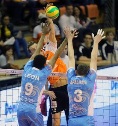 Paul Carroll (BR Volleys), hinten, vorne Wilfredo Leon Venero (Kazan), Nikolay Apalikov (Kazan), BR Volleys Berlin-Zenit Kazan Volleyball CEV Champions League 2014 2015, CEV Deniz Bank, Final Four Herren, Männer, Maenner, men, Volleyball, Deutschland, Germany, Max-Schmeling-Halle Berlin, 28.3.2015
