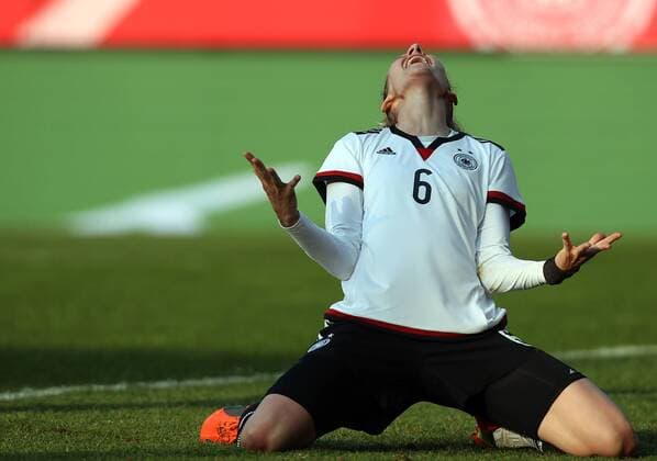 v.li.: Simone Laudehr (Deutschland) mit Torjubel, celebrate the goal, goal celebration, Jubel über das Tor 1:0, nicht gegeben wegen Abseits, Abseitstor, Treffer, enttäuscht schauend, Enttäuschung, disappointed Fussball, Frauen-Länderspiel, Deutschland - Brasilien, xmrx