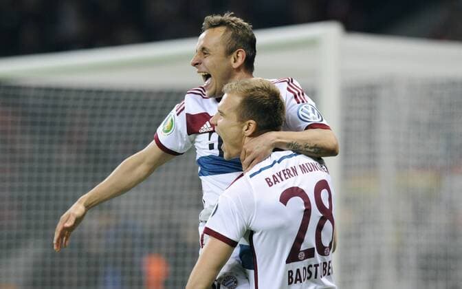 Fussball, Herren, Deutschland, DFB-Pokal, Saison 2014 2015, Viertelfinale, BayArena Leverkusen, Bayer Leverkusen (rot) - FC Bayern München, FCB (weiss) 3:5 n.E.; Jubel Rafinha (FCB) und Holger Badstuber (FCB) nach dem gewonnenen Elfmeterschiessen. Jubel, Freude, Aktion, Elfmeterschiessen.