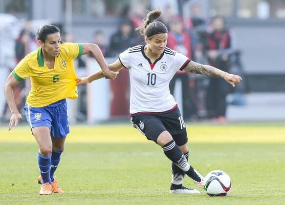 Dzsenifer MAROZSAN, DFB 10 Zweikampf , Aktion um den Ball gegen THAISA FERNANDINHO, BRA 5 , Aktion, Zweikampf, Spielszene, Tackling, Ball DEUTSCHLAND - BRASILIEN (4-0) DFB Damen Nationalmannschaft Fussball Laenderspiel , Fuerth am 08.04.2015 Saison 2014 2015, Saison1415,