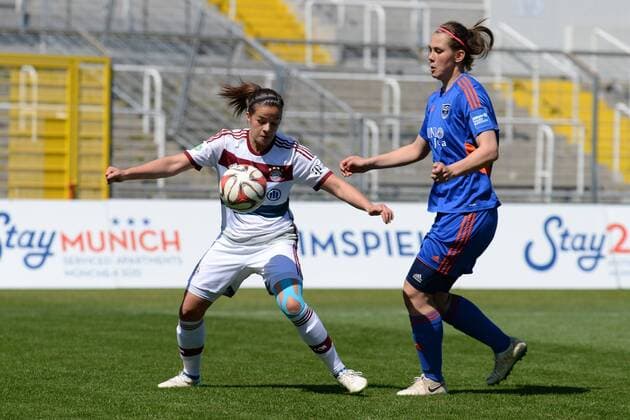 v.li.: Lena Lotzen (FC Bayern München) Carolin Schiewe (FF USV Jena) im Zweikampf, Duell, duel, tackle, Dynamik, Action, Aktion, Fussball, Allianz Frauen-Bundesliga, FC Bayern München - FF USV Jena, xslx