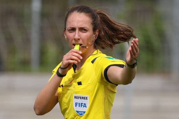 Marija Kurtes (Schiedsrichterin) hat die Pfeife im Mund und gibt Anweisungen, gestikuliert, mit den Armen gestikulieren, gives instructions, gesticulate, FIFA Referee 2015 Badge, Emblem, Fussball, Allianz Frauen-Bundesliga, SC Freiburg - Bayer 04 Leverkusen, xozx