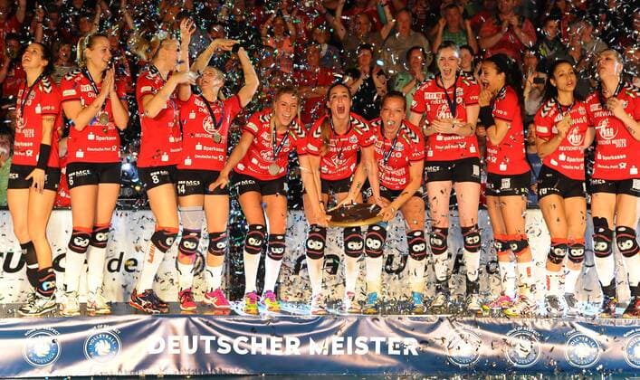 der Dresdner SC ist deutscher Meister, Siegerehrung, Jubel mit der Meisterschale, in der Mitte: Laura Dijkema, Myrthe Schoot und Katharina Schwabe an der Schale, Dresdner SC gegen Allianz MTV Stuttgart, Play Off Finale, Play-offs Finale um die deutsche Meisterschaft, Volleyball, 1. Bundesliga Frauen, 1. Liga, Margon-Arena Dresden Bodenbacher Straße, DSC, Saison 2014 2015, 29.04.2015,