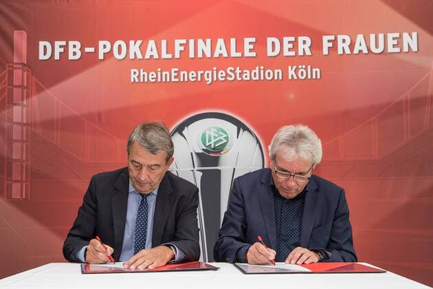 v.li.: Wolfgang Niersbach (Präsident, DFB), Jürgen Roters (Oberbürgermeister, Stadt Köln), Vertragsverlängerung, Vertrag, Verlängerung, Unterschrift, Pokalfinale, Pokal, Finale, 2018, Fussball, DFB-Pokal der Frauen, 1. FFC Turbine Potsdam - VfL Wolfsburg, xbhx