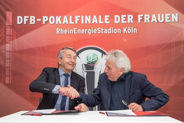 v.li.: Wolfgang Niersbach (Präsident, DFB), Jürgen Roters (Oberbürgermeister, Stadt Köln), Vertragsverlängerung, Vertrag, Verlängerung, Unterschrift, Pokalfinale, Pokal, Finale, 2018, Fussball, DFB-Pokal der Frauen, 1. FFC Turbine Potsdam - VfL Wolfsburg, xbhx
