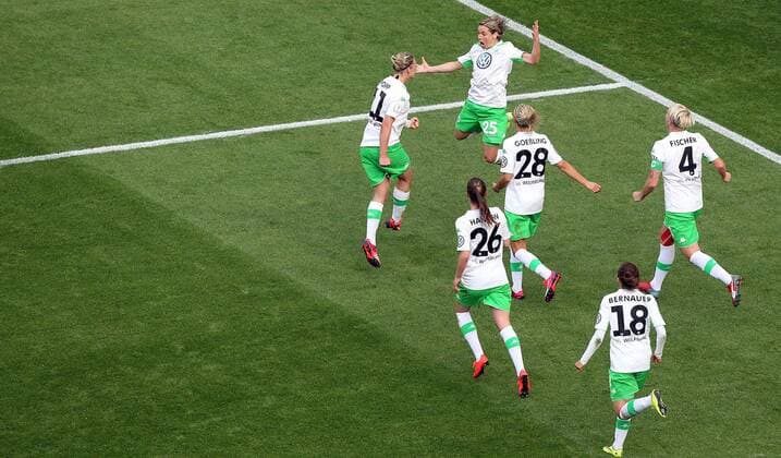 v.li.: Martina Müller (VfL Wolfsburg) mit Torjubel, celebrate the goal, goal celebration, Jubel über das Tor 2:0 nach Elfmeter, Strafstoß, penalty kick, Aktion, Action , Fussball, DFB-Pokal der Frauen, 1. FFC Turbine Potsdam - VfL Wolfsburg, xmrx