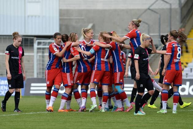 v.li.: Spielerinnen des FC Bayern München Jubel, Torjubel, Torerfolg, celebrate the goal, goal, celebration, Jubel ueber das Tor zum 2:0 durch Vivianne Miedema (FC Bayern München) (4. v. li), optimistisch, Action, Aktion, Jaqueline Klasen (SGS Essen) Ina Lehmann (SGS Essen) enttäuscht schauend, Enttäuschung, Frustration, disappointed, pessimistisch, Fussball, Allianz Frauen-Bundesliga, FC Bayern München - SGS Essen, xslx