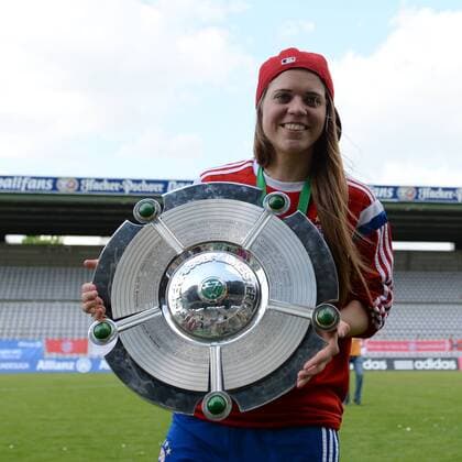 v.li.: Katharina Baunach (FC Bayern München) mit der Meisterschale, Einzelbild, Aktion, Action, Porträt, Portrait, Freude, freundlich, fröhlich, strahlend, optimistisch, Fussball, Allianz Frauen-Bundesliga, FC Bayern München - SGS Essen, xslx