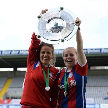 v.li.: Laura Feiersinger (FC Bayern München) Ricarda Walkling (FC Bayern München Damen) mit der Meisterschale, strecken die Meisterschale in die Luft, Freude, freundlich, fröhlich, strahlend, optimistisch, Fussball, Allianz Frauen-Bundesliga, FC Bayern München - SGS Essen, xslx