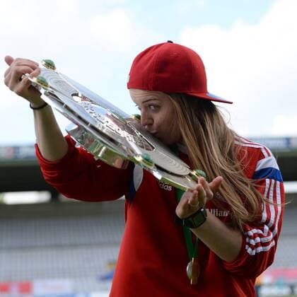 v.li.: Katharina Baunach (FC Bayern München) küsst die Meisterschale, Porträt, Portrait, Einzelbild, Aktion, Action, Freude, freundlich, fröhlich, strahlend, optimistisch, Fussball, Allianz Frauen-Bundesliga, FC Bayern München - SGS Essen, xslx