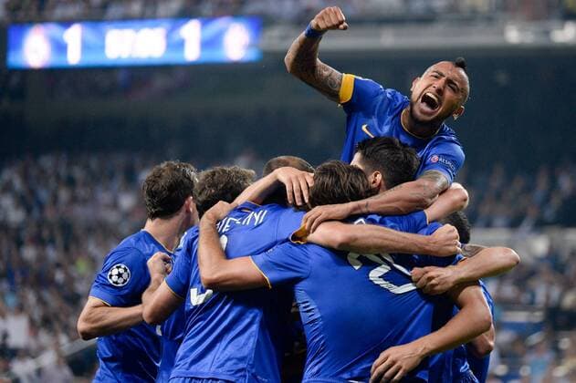 Juventus Turin jubelt über das Tor zum 1:1 Ausgleich durch Alvaro Morata (verdeckt), ganz oben: Arturo Vidal (Juve) ballt vor Freude die Faust, Jubel, Torjubel, Torerfolg, celebrate the goal, goal, celebration, Jubel ueber das Tor, optimistisch, Action, Aktion, Fussball, UEFA Champions League, Real Madrid - Juventus Turin, xjgx