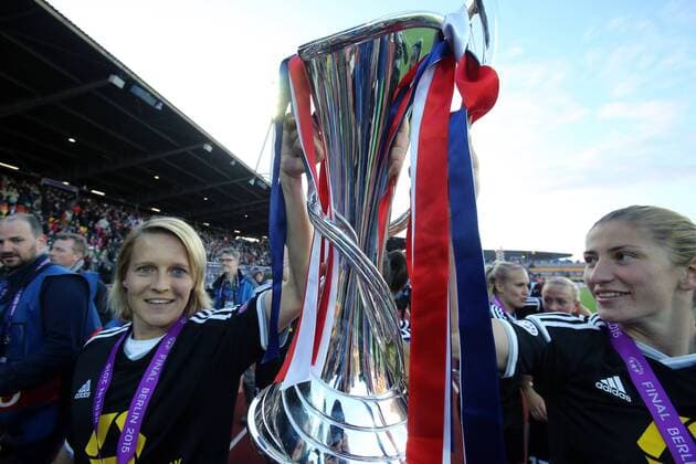 Saskia Bartusiak (Frankfurt), links, Bianca Schmidt (Frankfurt), jubeln mit dem Pokal 1.FCC Frankfurt - Paris Sain-Germain UEFA Womens Champions League, CL, Finale, Saison 2014 2015, Fußball, Fussball, soccer, Frauen, Dänen, Deutschland, Germany, Berlin, 14.5.2015 Ludwig-Jahn-Stadion