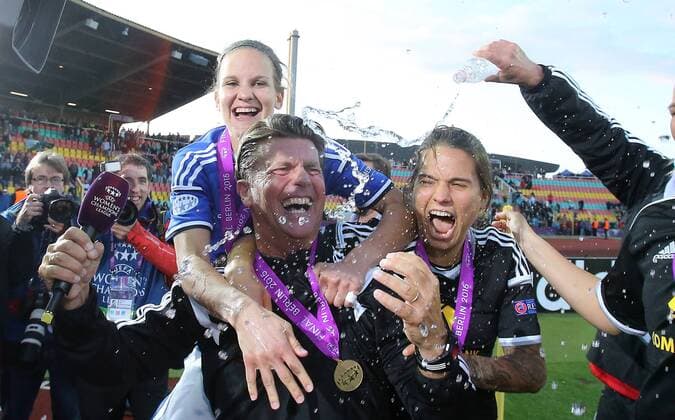 Colin Bell (Trainer Frankfurt), und Dzsenifer Marozsan (Frankfurt), jubeln nach dem Spiel und bekommen eine Wasserdusche ab, hinten DesirŽe Schumann (Torfrau Frankfurt), 1.FCC Frankfurt - Paris Sain-Germain UEFA Womens Champions League, CL, Finale, Saison 2014 2015, Fußball, Fussball, soccer, women, Frauen, Damen, Deutschland, Germany, Ergebnis 2:1 Berlin, 14.5.2015 Ludwig-Jahn-Stadion