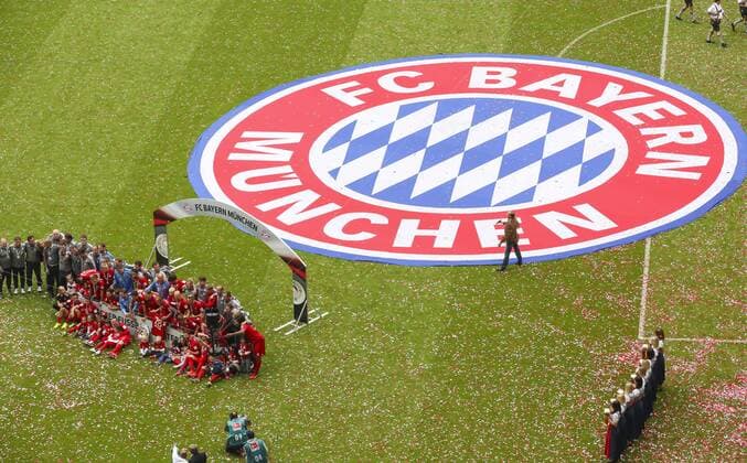 Spieler tanzen und jubeln, Stadion, Fussballstadion, Tribuenen, Zuschauertribuene, Innenansicht, Architektur Rasen, innen FC BAYERN MUENCHEN - FSV MAINZ 05 (2-0 ) Fussball 1. Bundesliga , Muenchen, am 23.05.2015, 34.Spieltag, Saison 2014 2015, 1.Liga, 1.Bundesliga, FCB, Deutscher Meister