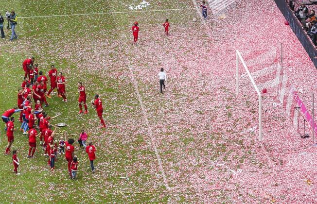 Spieler tanzen und jubeln, Stadion, Fussballstadion, Tribuenen, Zuschauertribuene, Innenansicht, Architektur Rasen, innen FC BAYERN MUENCHEN - FSV MAINZ 05 (2-0 ) Fussball 1. Bundesliga , Muenchen, am 23.05.2015, 34.Spieltag, Saison 2014 2015, 1.Liga, 1.Bundesliga, FCB, Deutscher Meister