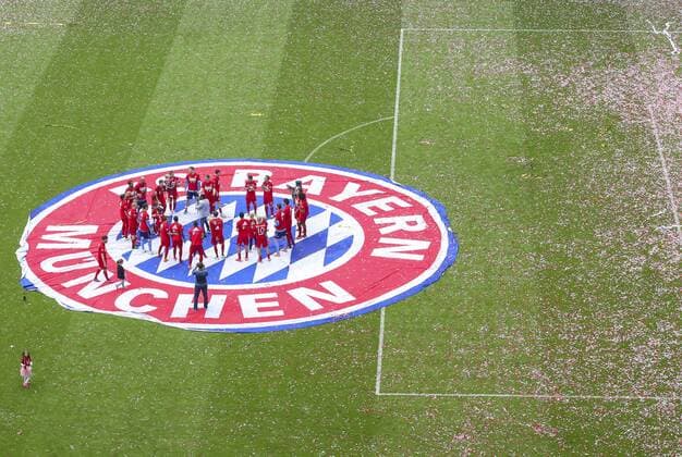 Spieler tanzen und jubeln, Stadion, Fussballstadion, Tribuenen, Zuschauertribuene, Innenansicht, Architektur Rasen, innen FC BAYERN MUENCHEN - FSV MAINZ 05 (2-0 ) Fussball 1. Bundesliga , Muenchen, am 23.05.2015, 34.Spieltag, Saison 2014 2015, 1.Liga, 1.Bundesliga, FCB, Deutscher Meister