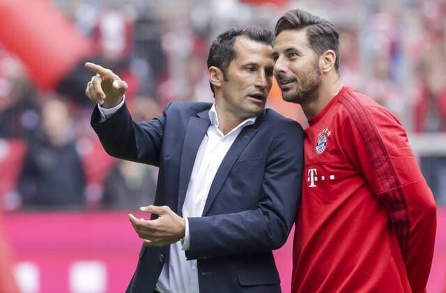 Claudio PIZARRO, FCB 14 scherzt mit Hasan Brazzo Salihamidzic, ehemaliger FCB-Spieler, Fussball-Experte fürs ZDF ehemaliger FCB-Spieler FC BAYERN MUENCHEN - FSV MAINZ 05 (2-0) Fussball 1. Bundesliga , Muenchen, am 23.05.2015, 34.Spieltag, Saison 2014 2015, 1.Liga, 1.Bundesliga, FCB, Deutscher Meister