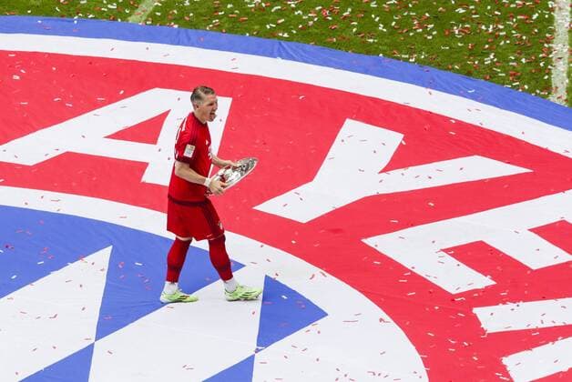 Bastian SCHWEINSTEIGER, FCB 31 alleine auf dem FCB-Logomit Meisterschale, Schale, Teller, Trophaee, Deutsche Meisterschaft, Meister-schale, geht zu den Fans FC BAYERN MUENCHEN - FSV MAINZ 05 (2-0) Fussball 1. Bundesliga , Muenchen, am 23.05.2015, 34.Spieltag, Saison 2014 2015, 1.Liga, 1.Bundesliga, FCB, Deutscher Meister