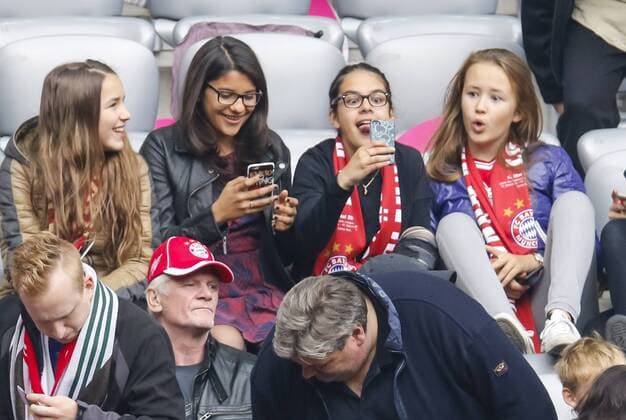 Pep Guardiola, Töchter Maria und Valentina , von Claudio PIZARRO FCB Nr. 14 Kinder , Antonella spielen mit telefoniert mit dem Handy, fotografiert, iphone apple auf der Ehrentribuene, Ehrengaeste, Prominenz, Promi, VIP, FC BAYERN MUENCHEN - FSV MAINZ 05 (2-0) Fussball 1. Bundesliga , Muenchen, am 23.05.2015, 34.Spieltag, Saison 2014 2015, 1.Liga, 1.Bundesliga, FCB, Deutscher Meister