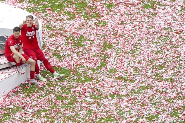 Bastian SCHWEINSTEIGER, FCB 31 mit Robert LEWANDOWSKI, FCB 9 geniesst alleine die Meisterfeier am FCB Logo auf dem Rasen, Portrait, Porträt , lacht, lächelt, lachend, smile, froh, happy , FC BAYERN MUENCHEN - FSV MAINZ 05 (2-0) Fussball 1. Bundesliga , Muenchen, am 23.05.2015, 34.Spieltag, Saison 2014 2015, 1.Liga, 1.Bundesliga, FCB, Deutscher Meister