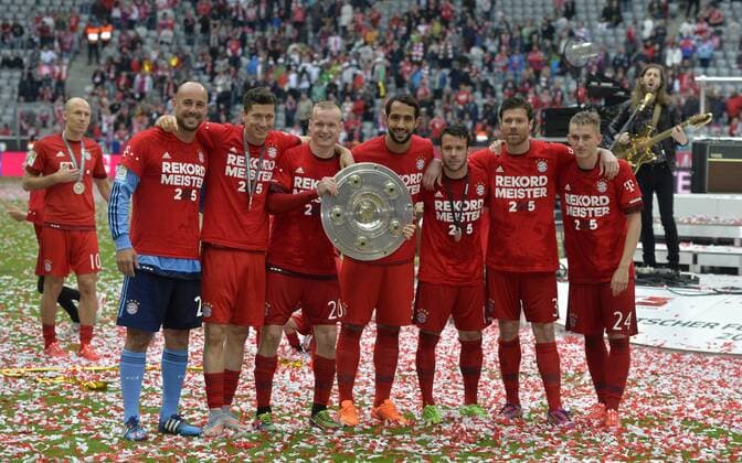23.05.2015, Fussball 1.Bundesliga 2014 2015, 34.Spieltag, FC Bayern München - 1.FSV Mainz 05, in der Allianz-Arena München, Ehrung des Deutschen Meisters FC Bayern nach dem Spiel. Gruppenbild mit Schale, v.lI, Torwart Pepe Reina (Bayern München), Robert Lewandowski (Bayern München), Sebastian Rode (Bayern), Thiago (Bayern München), Juan Bernat (Bayern), Robert Lewandowski (Bayern München), Sinan Kurt (Bayern). links hinten: Arjen Robben (Bayern München).