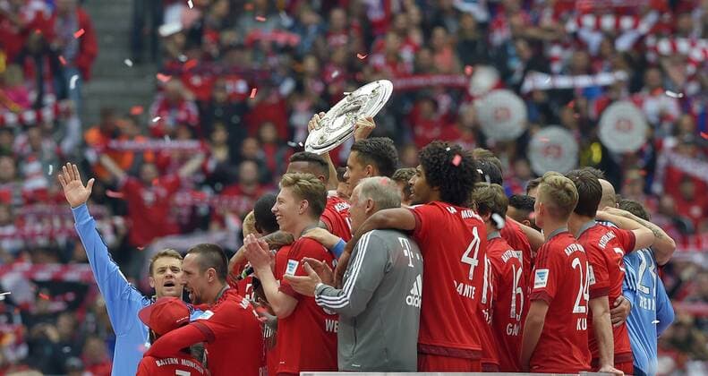23.05.2015, Fussball 1.Bundesliga 2014 2015, 34.Spieltag, FC Bayern München - 1.FSV Mainz 05, in der Allianz-Arena München, Die Bayern Spieler mit der Schale. Torwart Manuel Neuer (Bayern), Franck Ribery (München), Mitchell Weiser (München), Co-Trainer Hermann Gerland (Bayern), Dante (Bayern München), Gianluca Gaudino (Bayern), Sinan Kurt (Bayern) usw