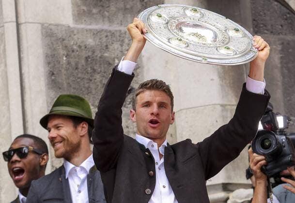 Thomas MUELLER, MÜLLER, FCB 25 in Tracht, Lederhose oder Dirndl,Meisterschale, Schale, Teller, Trophaee, Deutsche Meisterschaft, Meister-schale, FC BAYERN MUENCHEN DAMEN UND HERREN TEAM MEISTERFEIER RATHAUS MARIENPLATZ MUENCHEN RATHAUSBALKON Fussball 1. Bundesliga , Muenchen, am 24.05.2015, 34.Spieltag, Saison 2014 2015, 1.Liga, 1.Bundesliga, FCB, Deutscher Meister