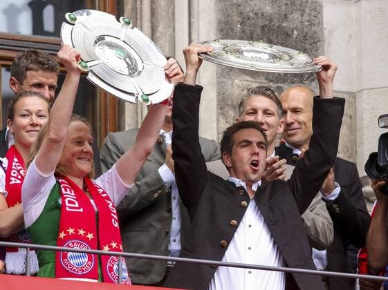 Philipp Lahm (FCB 21) Melanie BEHRINGER in Tracht, Lederhose oder Dirndl,Meisterschale, Schale, Teller, Trophaee, Deutsche Meisterschaft, Meister-schale, FC BAYERN MUENCHEN DAMEN UND HERREN TEAM MEISTERFEIER RATHAUS MARIENPLATZ MUENCHEN RATHAUSBALKON Fussball 1. Bundesliga , Muenchen, am 24.05.2015, 34.Spieltag, Saison 2014 2015, 1.Liga, 1.Bundesliga, FCB, Deutscher Meister
