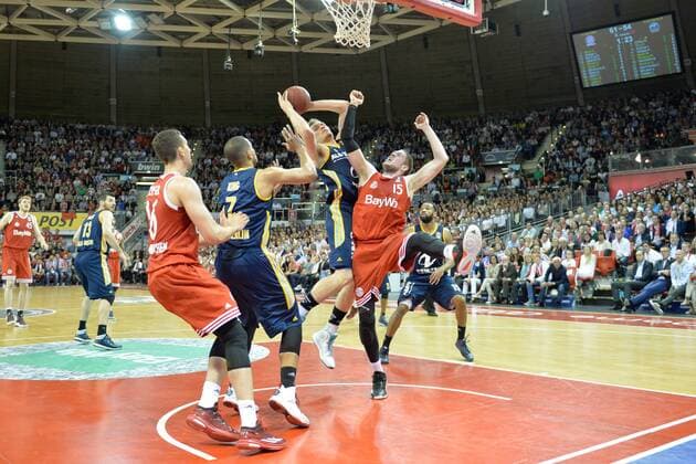 Paul Zipser (FC Bayern Muenchen Basketball) , Alex King (Alba Berlin), Leon Radosevic (Alba Berlin), Vladimir Stimac (FC Bayern Muenchen Basketball) , v.li. Aktion, FC Bayern Muenchen Basketball vs Alba Berlin, Playoff, Halbfinale, Basketball Bundesliga Saison 2014 2015, Beko BBL,28.05.15