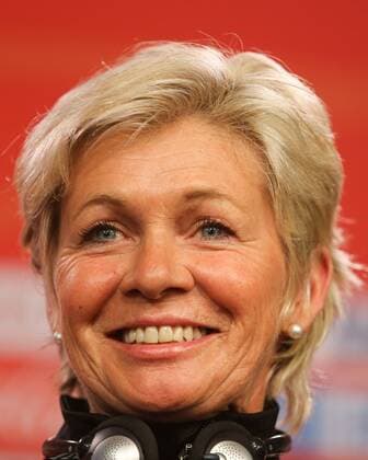 Silvia Neid (Trainerin, Coach, Deutschland), lacht, lachen, fröhlich, strahlend, optimistisch, Vorfreude auf das Spiel gegen die Elfenbeinküste (Ivory Coast, Cote d Ivoire), Fussball, FIFA Frauen-WM 2015, Pressekonferenz vor dem Spiel gegen die Elfenbeinküste, xozx