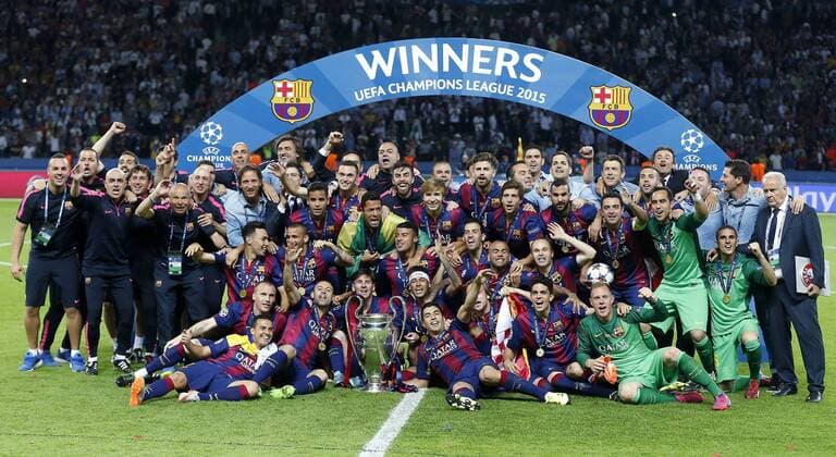 Fussball, Saison 2014 2015, UEFA Champions League Finale 2015 in Berlin, FC Barcelona Barca FC Barcelona ist Champions League Sieger 2015, Mannschaftsfoto mit dem Pokal - Siegerfoto - Munir, Jeremy Mathieu, Pedro Rodrigez, Douglas dos Santos, Sandro Ramirez, Javier Mascherano, Thomas Vermaelen, Adriano, Lionel Messi, Rafinha Alcantara, Neymar Jr., Luis Suarez, Sergi Samper, Sergio Busquets, Ivan Rakitic, Dani Alves, Gerard Pique, Sergi Roberto, Andres Iniesta, Marc Bartra, Martin Montoya, Marc-Andre ter Stegen, Xavi Hernandez, Jordi Alba, Claudio Bravo, Jordi Masip