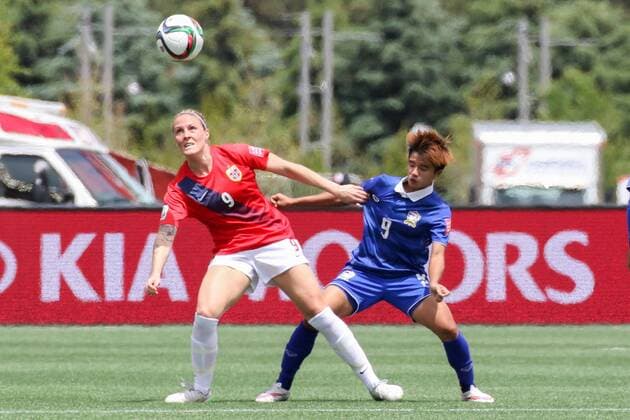 v.li.: Isabell Herlovsen (NOR), Warunee Phetwiset (THA), Zweikampf, Duell, duel, tackle, Dynamik, Action, Aktion, Fussball, FIFA Frauen-WM 2015, Norwegen - Thailand, xozx