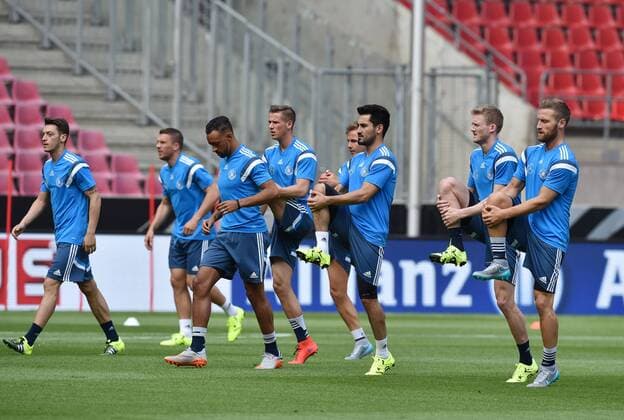 Aktuell Fußball, DFB, Training Nationalmannschaft Deutschland in Köln 08.06.2015, Fussball, Training der Deutschen Nationalmannschaft vor dem Länderspiel gegen die USA, Die Spieler beim Aufwärmtraining, v.re., Shkodran Mustafi (Deutschland), Andre Schuerrle, Andre Schürrle (Deutschland), Ilkay Guendogan (Deutschland), Mario Goetze, Mario Götze (Deutschland), Erik Durm (Deutschland), Karim Bellarabi (Deutschland), Lukas Podolski (Deutschland), Mesut Oezil (Mesut Özil, Deutschland)