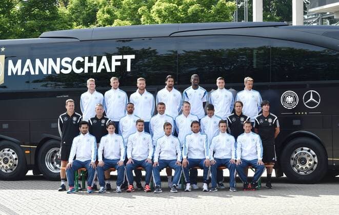 08.06.2015, Fussball, Offizielles Mannschaftsfoto der Deutschen Nationalmannschaft mit dem neuen Mannschaftsbus, Spieler und Trainer vor dem neuen Mannschaftsbus, hi.v.li.: Andre Schürrle, Christoph Kramer, Shkodran Mustafi, Sami Khedira, Antonio Rüdiger, Jonas Hector, Max Kruse; Mitte: Oliver Bierhoff, Andreas Köpke, Karim Bellarabi, Lucas Podolski, Bastian Schweinsteiger, Mesut Özil, Thomas Schneider, Joachim Löw; vorn: Ilkay Gündogan, Sebastian Rudy, Ron-Robert Zieler, Mario Götze, Roman Weidenfeller, Patrick Herrmann und Erik Durm